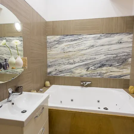 Famousali10 Luxury Apartment Budapest