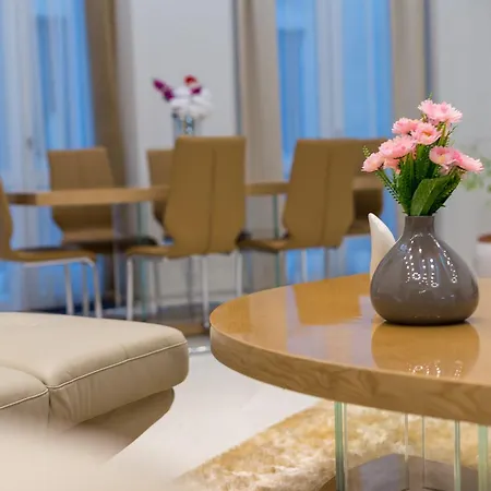 Famousali10 Luxury * Budapest