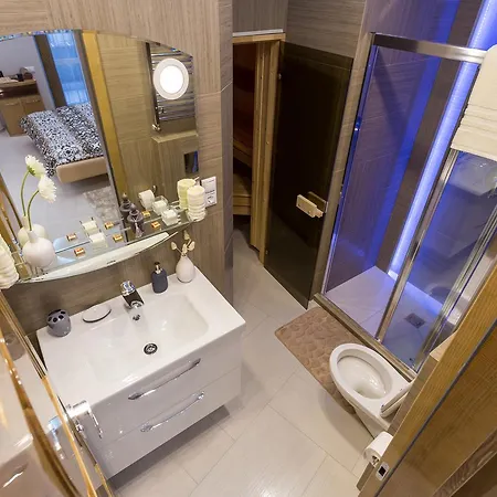 Famousali10 Luxury Apartment