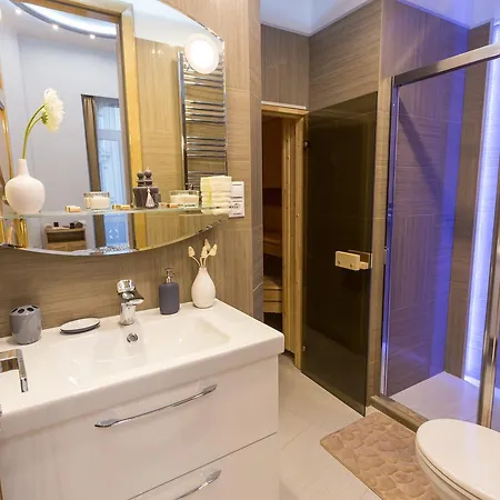 Famousali10 Luxury
