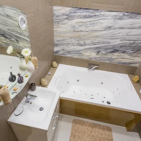 Famousali10 Luxury